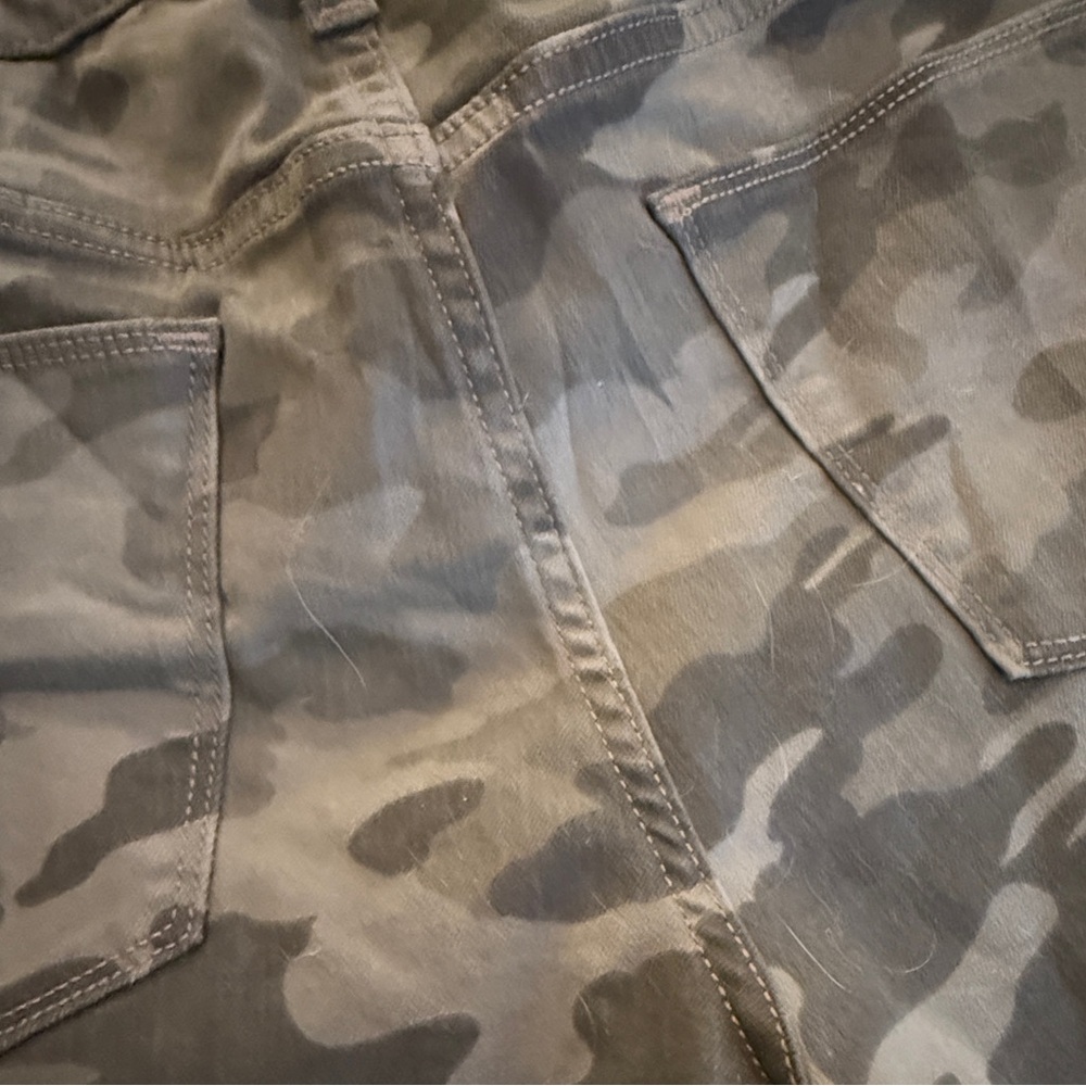 Universal Thread High Rise Camo Shorts – Size 16 / 33 – Like New - Picture 5 of 5